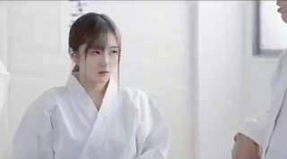 约性欲超强小妞衣服还没脱就开始干